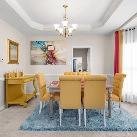 Royal Retreat: Luxurious House With 4 King Beds! Villa